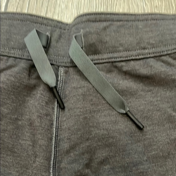 Under Armour Gray Athletic Shorts with Elastic Waistband and Breathable Fabric - Picture 3 of 9